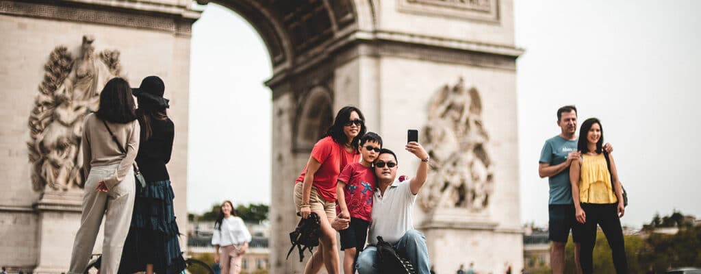 family traveling at the arc de triomphe