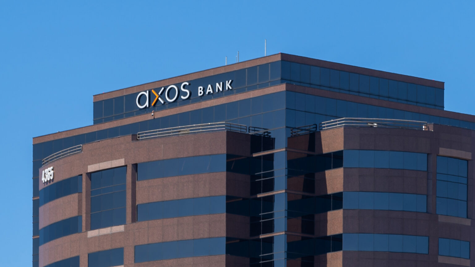 8 Best Bank Accounts That Don't Charge ATM Fees